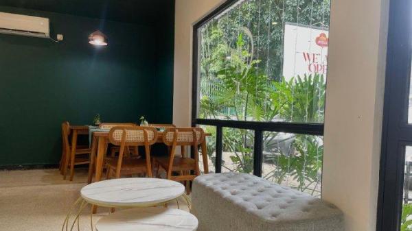 KULINER BOGOR - Ruang makan di K/le Salad Bar menawarkan suasana cozy dengan desain minimalis dan sentuhan alami. Kombinasi furnitur kayu dan pencahayaan hangat menciptakan tempat yang nyaman.