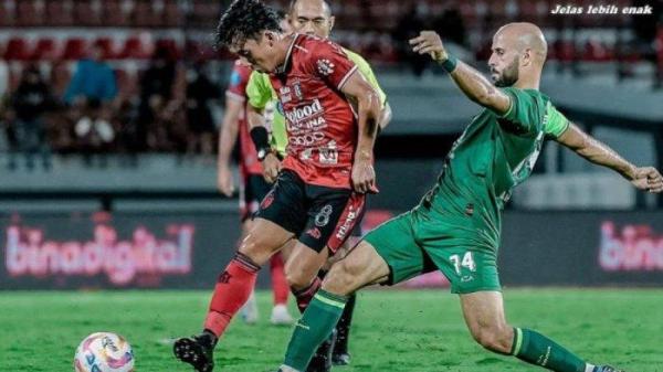 Pemain Bali United berduel dengan Persebaya Surabaya di pertandingan pekan ke-17 Liga 1 2024, Sabtu (28/12/2024).