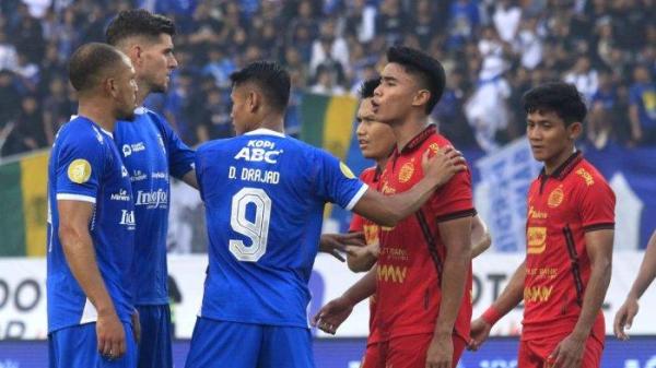 Pemain Persib Bandung, Gustavo De Franca bersitegang dengan pemain Persija Jakarta, Muhammad Ferarri dalam lanjutan Liga 1 2024-2025 di Stadion Si Jalak Harupat, Kabupaten Bandung, Senin (23/9/2024).