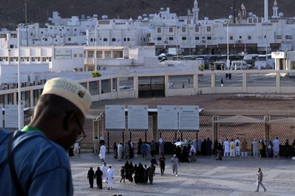 Sejumlah wisatawan mengunjungi makam syuhada yang dimakamkan di kaki Jabbal Uhud di Madinah, Arab Saudi, Sabtu (15/7/2023). Foto: Wahyu Putro A/Antara Foto 