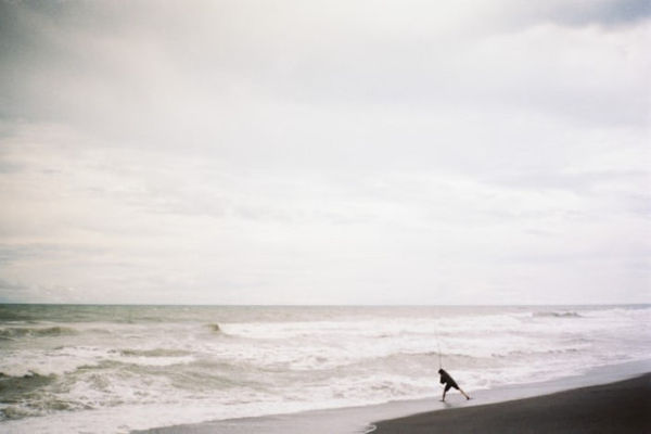 Pantai Sedari. Foto hanyalah ilustrasi bukan tempat sebenarnya. Sumber: Unsplash/Bagus Ilham