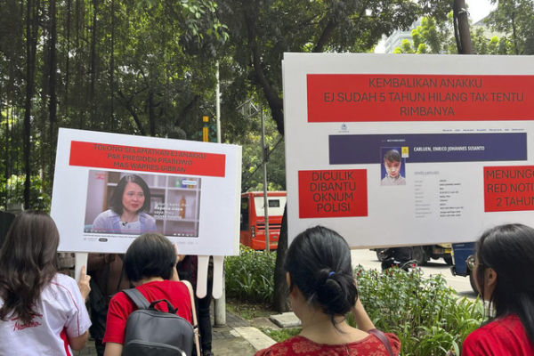 Sejumlah ibu korban parental abduction saat hendak melakukan aduan ke 'Lapor Mas Wapres' di Jakarta Pusat, Selasa (11/2). Foto: Eka Nurjanah/kumparan