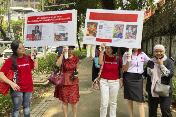 Sejumlah ibu korban parental abduction saat hendak melakukan aduan ke 'Lapor Mas Wapres' di Jakarta Pusat, Selasa (11/2). Foto: Eka Nurjanah/kumparan