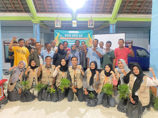 Foto bersama para petani Desa Kaliabu setelah proker Sosialisasi PenPengendalian Hama Terpadu dengan Tanaman Refugia dan Rubuha. Foto: Dokumentasi pribadi