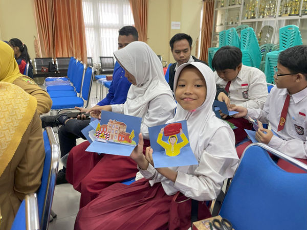 Salah satu siswi SD Negeri 008 Sungai Pinang menampilkan hasil karya buku pop up yang telah dibuat. Foto: Diftania Avanda Ayu Shinta (Dokumentasi Pribadi).