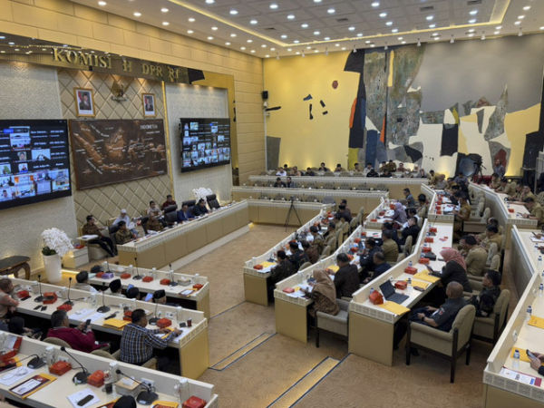 Rapat Komisi II DPR RI bersama Kemendagri, KPU, dan DKPP membahas evaluasi Pilkada Serentak 2024 dan penentuan tanggal pelantikan kepala daerah di gedung Parlemen, Jakarta pada Senin (3/2/2025). Foto: Abid Raihan/kumparan