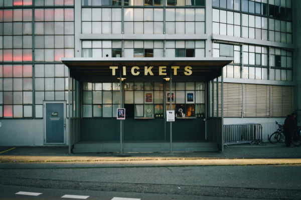 Jadwal dan Penukaran Tiket Konser Linkin Park di Jakarta 2025. Foto hanya sebagai ilustrasi saja, bukan tempat sebenarnya. Sumber: Unsplash/Claudio Schwarz.