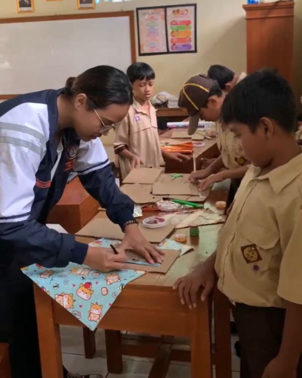 Mahasiswa KKN Undip dan siswa SD Wonosegoro 2 berkreasi membuat karya seni dari barang bekas dengan penuh antusias.