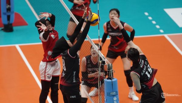 Pemain Red Sparks Park Megawati Hangestri (dua kanan) melakukan blok saat Fun Volleyball Match di Indonesia Arena Jakarta, Sabtu (20/4/2024). Fun Volleyball digelar  untuk?menandai dimulainya kompetisi Nasional Proliga 2024 yang akan dimulai pada 25 April 2024 mendatang, Indonesia All Star yang diisi oleh sejumlah Pevoli Proliga yang juga Timnas Indonesia seperti Yolla Yuliana, Shella Bhernadeta Onnan,?Wilda Siti Nurfadhilah Sugandi,?Ajeng Viona Adelea hingga Ratri Wulandari sementara Red Sparks yang menghadirkan Pevoli Korea juva diperkuat salah satu Opposite Timnas Indonesia Megawati Hangestri Pertiwi. TRIBUNNEWS/HERUDIN
