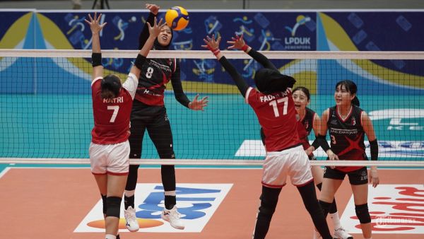 Pemain Red Sparks Park Megawati Hangesti mencoba melakukan spike saat Fun Volleyball Match melawan Indonesia All Star di Indonesia Arena Jakarta, Sabtu (20/4/2024). Fun Volleyball digelar  untuk?menandai dimulainya kompetisi Nasional Proliga 2024 yang akan dimulai pada 25 April 2024 mendatang, Indonesia All Star yang diisi oleh sejumlah Pevoli Proliga yang juga Timnas Indonesia seperti Yolla Yuliana, Shella Bhernadeta Onnan,?Wilda Siti Nurfadhilah Sugandi,?Ajeng Viona Adelea hingga Ratri Wulandari sementara Red Sparks yang menghadirkan Pevoli Korea juva diperkuat salah satu Opposite Timnas Indonesia Megawati Hangestri Pertiwi. TRIBUNNEWS/HERUDIN