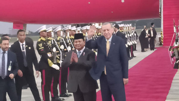 Presiden Republik Indonesia Prabowo Subianto melepas langsung kepulangan Presiden Turki Recep Tayyip Erdogan, dari Lanud Halim Perdanakusumah, Jakarta, Rabu (12/2/2025). Foto: Zamachsyari/kumparan