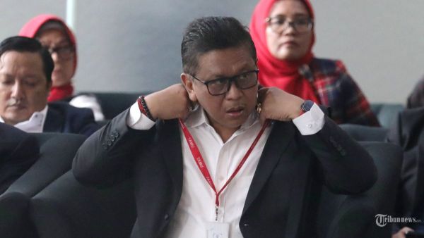 Sekjen PDI Perjuangan Hasto Kristiyanto tiba untuk menjalani pemeriksaan di Gedung KPK, Jakarta, Senin (13/1/2025). Hasto diperiksa sebagai tersangka kasus dugaan suap Pergantian Antarwaktu (PAW) Anggota DPR dan perintangan penyidikan eks kader PDI-P Harun Masiku. TRIBUNNEWS/IRWAN RISMAWAN