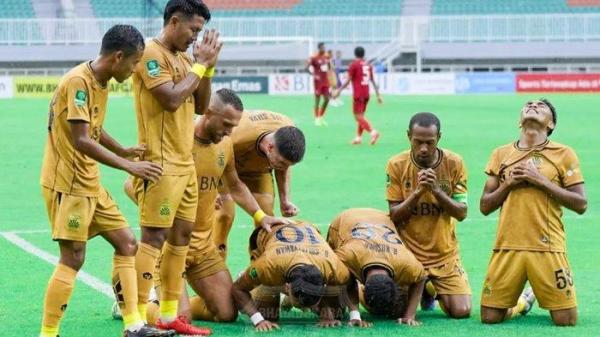 Selebrasi pesepak bola Bhayangkara FC setelah Dendy Sulistyawan mencetak gol ke gawang Persijap Jepara dalam babak 8 besar Liga 2 di Stadion Pakansari, Bogor, Selasa (21/1/2025). Bhayangkara FC sukses mengalahkan Persijap dengan skor 3-0. (Foto: Instagram Bhayangkara FC)