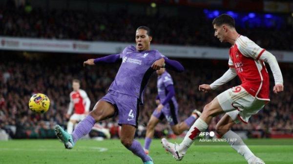 Bek Liverpool asal Belanda #04 Virgil van Dijk (Kiri) berebut bola dengan gelandang Arsenal Jerman #29 Kai Havertz selama pertandingan sepak bola Liga Premier Inggris antara Arsenal dan Liverpool di Stadion Emirates di London pada 4 Februari 2024.