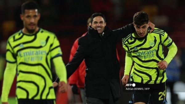 Manajer Arsenal Mikel Arteta memeluk pemain andalannya #29 Kai Havertz di akhir pertandingan sepak bola Liga Utama Inggris melawan tuan rumah Brentford di Gtech Community Stadium, pada 25 November 2023. Arsenal menang 1 - 0 melawan Brentford.
Adrian DENNIS / AFP