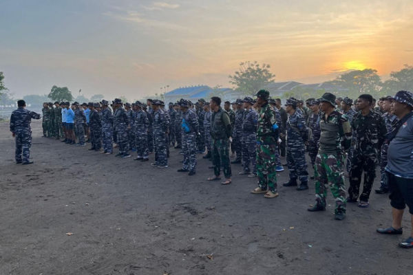 TNI AL membongkar pagar laut di wilayah Tanjung Pasir dan Kronjo, Tangerang, Banten. Foto: Dispenal