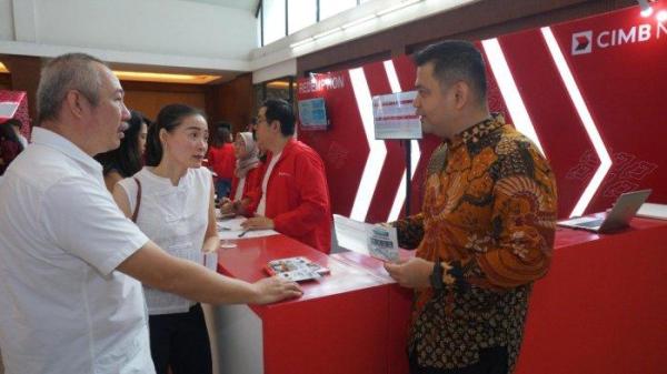 CIMB Niaga Hadirkan Promo Wisata ke Beragam Destinasi Dunia di Cathay Travel Fair 2025, Head of Region Jawa Barat dan Jawa Tengah CIMB Niaga Andiko Manik berbincang dengan nasabah di sela acara Cathay Travel Fair 2025 di Graha Tirta Siliwangi, Bandung, Kamis (13/2/2025). CIMB Niaga bersama Cathay Pacific kembali menggelar Cathay Travel Fair 2025 yang menawarkan berbagai promo perjalanan wisata ke destinasi favorit dunia. Pameran yang digelar dalam rangka memeriahkan HUT ke-70 CIMB Niaga ini, berlangsung serentak mulai Kamis-Minggu, 13-16 Februari 2025 di Main Atrium Gandaria City (Jakarta), Main Atrium Tunjungan Plaza 6 (Surabaya), dan Graha Tirta Siliwangi (Bandung).