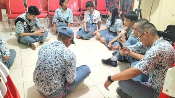 Sejumlah siswa SMAN 7 Manado yang dibagi dalam kelompok mengikuti pelatihan public speaking, Kamis (13/2/2025).