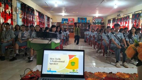 Para siswa SMAN 7 Manado mengikuti pelatihan public speaking, Kamis (13/2/2025). Pelatihan diberikan oleh pelatih berlisensi yang juga dosen Fakultas Pariwisata Unika De La Salle Manado Yelly Walansendow.