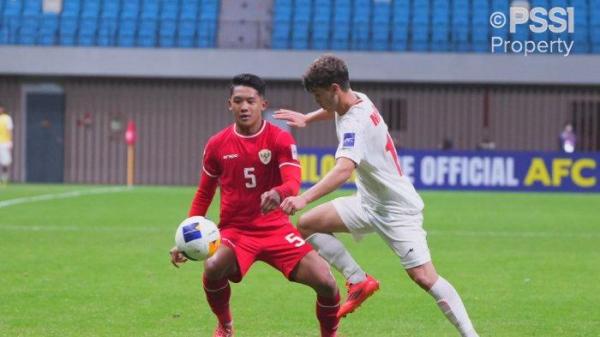 Aksi pemain Timnas U20 Indonesia melawan Iran di Piala Asia U20 2025. Garuda Muda besutan harus menelan pil pahit kalah telak dengan skor 0-3 pada laga perdananya, Kamis (13/2/2025).