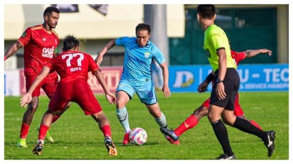 REBUTAN BOLA - Aksi pemain Persela Lamongan Kim Do-hyun dalam pertandingan melawan Persijap Jepara pada babak 8 besar grup Y Liga 2 2024/2025, Selasa (18/2/2025) (Instagram klub @perselafc - 18/2/2025)