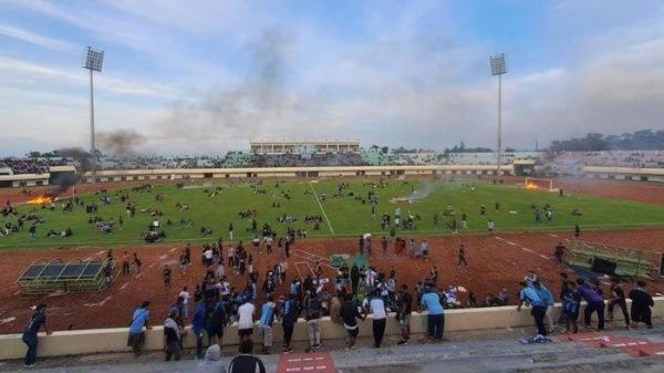 Ricuh suporter di laga Persela vs Persijap