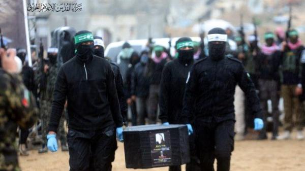 PEMBEBASAN SANDERA - Foto ini diambil dari publikasi Telegram Brigade Al-Quds (sayap militer gerakan Jihad Islam) pada Jumat (21/2/2025), memperlihatkan anggota Brigade Al-Qassam (sayap militer Hamas) membawa peti mati dengan gambar sandera Israel, Shiri Bibas. Hamas menyerahkan empat jenazah sandera Israel; Kfir Bibas (9 bulan), Ariel Bibas (4), ibu mereka bernama Shiri Bibas (32) dan Oded Lifshitz (83), kepada Palang Merah Internasional (ICRC) dalam pertukaran tahanan gelombang ke-7 di Khan Yunis, Jalur Gaza pada Kamis (20/2/2025).