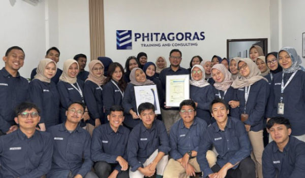 Lembaga pendidikan dan pelatihan, Phitagoras Training Consulting, mendapatkan sertifikasi ISO 29993:2017.  Foto: Istimewa