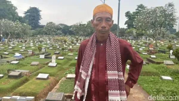 Jauh-jauh dari Cikande, Sunardi yang sehari-hari jadi buruh panggul alih profesi buka jasa doa kubur menjelang puasa dan saat lebaran di TPU Karet Bivak. Foto: Mauliani/detikcom