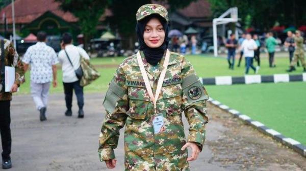 VINANDA PRAMESWATI Vinanda Prameswati menyandang status sebagai Wali Kota Termuda untuk periode masa jabatan 2025-2030. Vinanda Prameswati menjabat sebagai Wali Kota Kediri. Vinanda Prameswati mencuri perhatian saat tiba di lokasi pemberangkatan retret di Rindam IV/Diponegoro, Magelang, Jawa Tengah, pada Jumat (21/2/2025) kemarin.