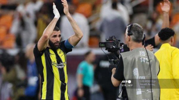 Penyerang Al Ittihad, Karim Benzema bertepuk tangan di akhir pertandingan Piala Dunia Antarklub melawan Auckland City di stadion King Abdullah Sports City pada 12 Desember 2023.