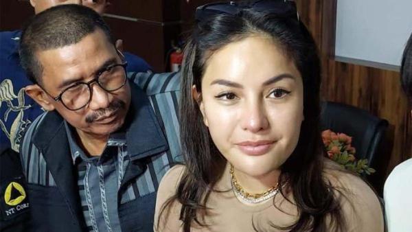 NIKITA MIRZANI TERSANGKA -Nikita Mirzani Syok jadi tersangka kasus pemerasan, merasa dirinya masih bisa cari uang sendiri.