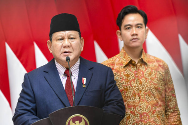 Presiden Prabowo Subianto (kiri) didampingi Wakil Presiden Gibran Rakabuming Raka menyampaikan keterangan kepada media sebelum melakukan lawatan ke luar negeri di Pangkalan TNI AU Halim Perdanakusama, Jakarta, Jumat (8/11/2024). Foto: Muhammad Adimaja/ANTARA FOTO