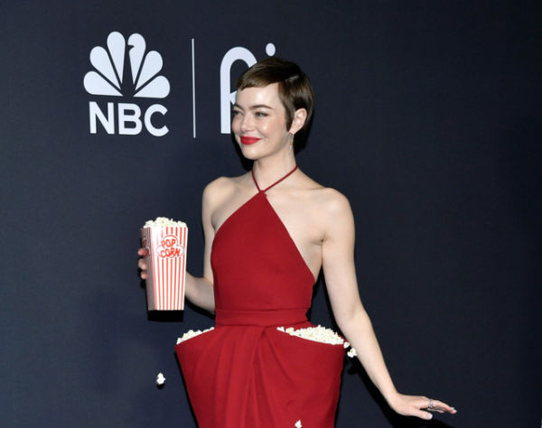 Tampilan Emma Stone mengenakan gaun popcorn. Foto: AP/Evan Agostin