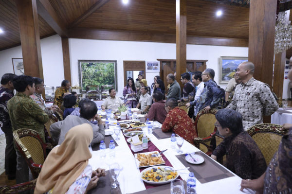 Prabowo Subianto berbincang bersama pimpinan redaksi media di Hambalang, Sabtu (23/2/2025). Foto: Dok. Tim Media Prabowo Subianto