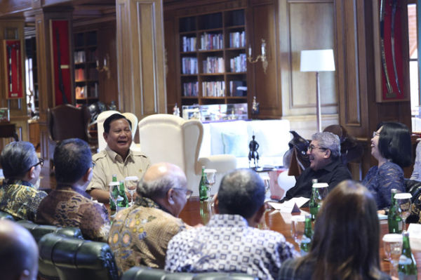 Prabowo Subianto berbincang bersama pimpinan redaksi media di Hambalang, Sabtu (23/2/2025). Foto: Dok. Tim Media Prabowo Subianto