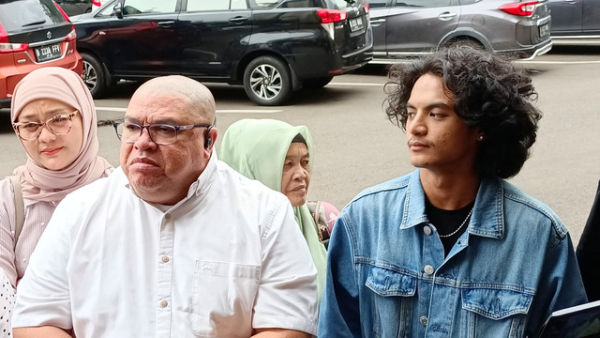 Razman Arif mendampingi Vadel Badjideh jalani pemeriksaan di Polres Metro Jakarta Selatan, Senin (3/2/2025). Foto: Aprilandika Pratama/kumparan