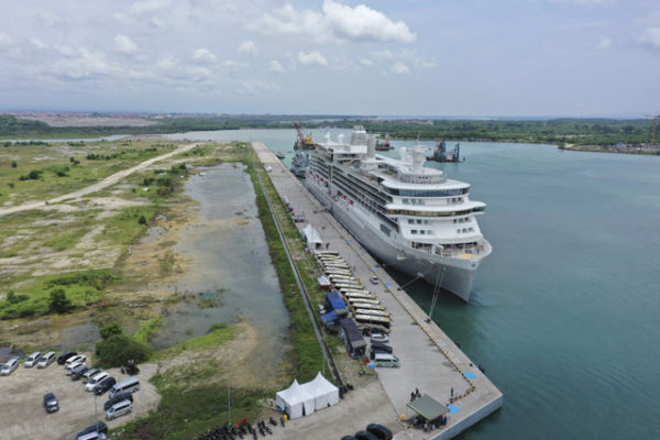 Pelabuhan Benoa, Bali mencetak rekor sandarkan 3 kapal pesiar internasional secara bersamaan, Jumat (21/2/2025). Foto: Dok. Kementerian BUMN