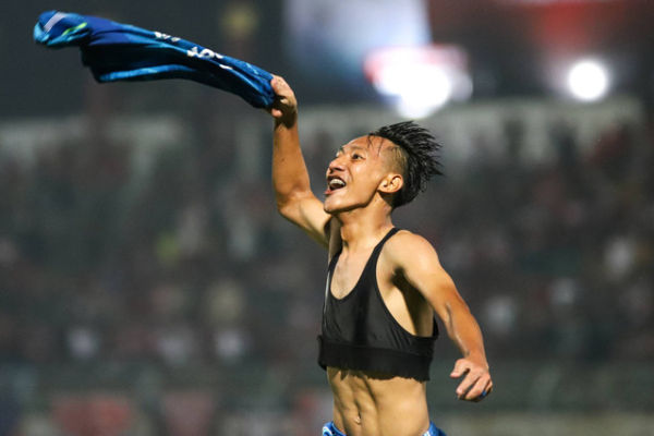 Pesepak bola Persib Bandung Beckham Putra Nugraha melakukan selebrasi usai mencetak gol ke gawang Madura United pada pertandingan leg kedua Final Championship Series BRI-Liga 1 di Stadion Gelora Bangkalan, Bangkalan, Jawa Timur, Jumat (31/5/2024). Foto: Rizal Hanafi/ANTARA FOTO