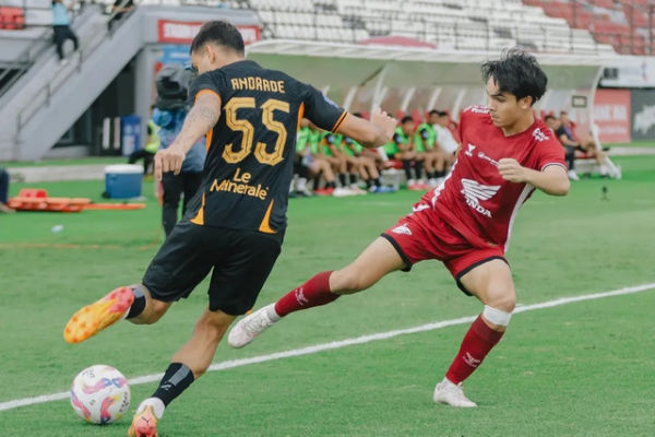 PSM Makassar melawan Persija Jakarta pada pertandingan Liga 1 di Stadion Kapten I Wayan Dipta, Bali, MInggu (23/22025). Foto: Instagram/@psm_makassar