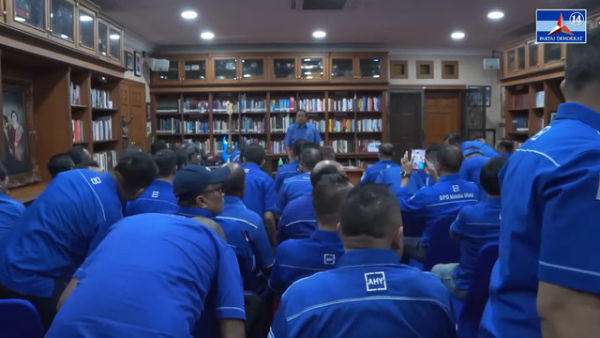 Presiden ke-6 Susilo Bambang Yudhoyono (SBY) menerima silaturahmi 38 ketua DPD Partai Demokrat di rumahnya, di Cikeas, Bogor, Minggu (23/2/2025). Foto: Youtube/Partai Demokrat