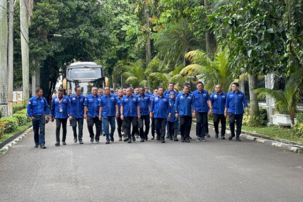 Presiden ke-6 Susilo Bambang Yudhoyono (SBY) menerima silaturahmi 38 ketua DPD Partai Demokrat di rumahnya, di Cikeas, Bogor, Minggu (23/2/2025). Foto: Abid Raihan/kumparan