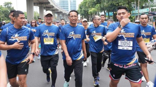 LAYANAN HUKUM - Menteri Hukum Republik Indonesia Supratman Andi Agtas (tengah) sewaktu mengikuti Pengayoman Run 2025, Minggu (23/2/2025). Ajang lari yang memulai start di GOR Soemantri Brodjonegoro, Setiabudi, Jakarta Selatan, menjadi simbol komitmen dalam memperkuat fondasi layanan hukum digital lebih efektif, efisien dan berkeadilan.