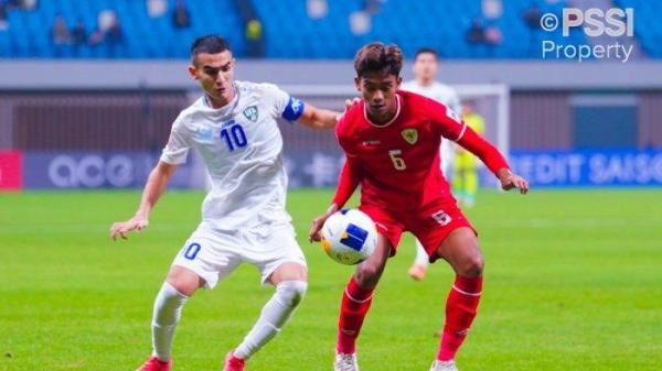 BERDUEL - Pemain Timnas U20 Indonesia, Evandra Florasta (nomor 6) berduel dengan kapten Uzbekistan U20, Mukhammadali Urinboev (nomor 10) pada pertandingan matchday kedua Grup C Piala Asia U20 2025 di Shenzhen Youth Football Training Base Centre Stadium, China, Minggu (16/2/2025) malam WIB. Timnas U20 Indonesia kalah 1-3. (Dok. PSSI)