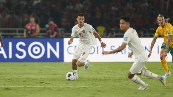 Pesepak bola Timnas Indonesia, Ivar Jenner (kiri) membawa bola saat melawan Timnas Australia pada pertandingan Grup C putaran ketiga Kualifikasi Piala Dunia 2026 Zona Asia melawan Australia di Stadion Utama Gelora Bung Karno (SUGBK), Jakarta, Selasa (10/9/2024). Skor masih 0-0 pada babak pertama. TRIBUNNEWS/HERUDIN