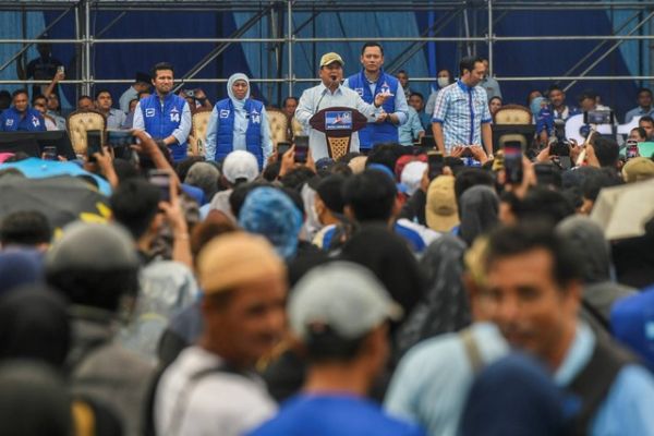 Calon presiden nomor urut 2 Prabowo Subianto (tengah) memberikan orasi politik saat kampanye akbar Partai Demokrat di Stadion Gayajana, Kota Malang, Jawa Timur, Kamis (1/2/2024). Foto: Galih Pradipta/ANTARA FOTO