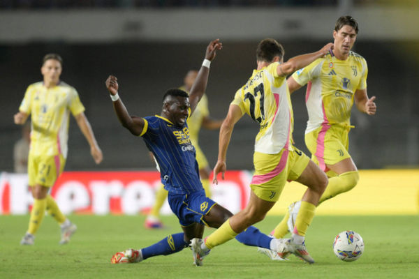 Pemain Hellas Verona Daniel Mosquera berebut bola dengan pemain Juventus Andrea Cambiaso pada pertandingan Liga Italia di Stadio Marcantonio Bentegodi, Verona, Italia, Senin (26/8/2024). Foto: Daniele Mascolo/REUTERS 