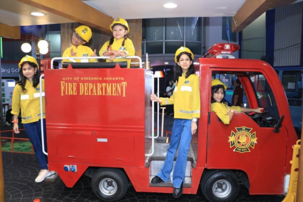 Pemadam kebakaran sebagai aktivitas populer di Kidzania Jakarta. Foto: Dok. Istimewa