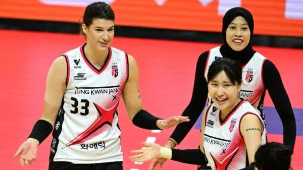 Vanja Bukilic (kiri), Yeum Hye-son (tengah depan), dan Megawati Hangestri (kanan belakang) saat Red Sparks mengalahkan AI Peppers di Pepper Gymnasium dalam lanjutan Liga Voli Putri Korea 2024/2025, Jumat (25/10/2024)