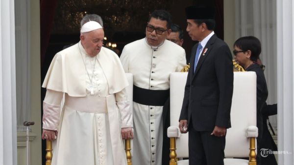 Presiden Joko Widodo bersama pemimpin Gereja Katolik sekaligus Kepala Negara Vatikan Paus Fransiskus saat pertemuan di Halaman Istana Merdeka, Jakarta, Rabu (4/9/2024). Paus Fransiskus mengunjungi Indonesia pada 3-6 September 2019 dengan salah satu agendanya yaitu bertemu Presiden Joko Widodo. TRIBUNNEWS/IRWAN RISMAWAN